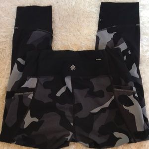 Athleta Camo cropped leggings size small